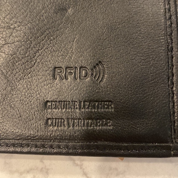 Black travel wallet - Picture 2 of 6